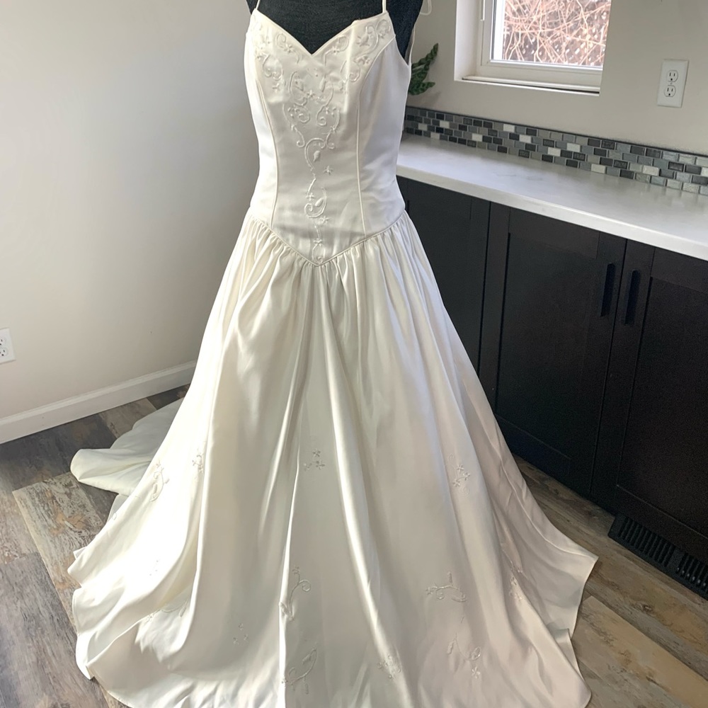🚫SOLD🚫Size 12 Ivory Sample Wedding Dress With Train, Embroidery And Beading